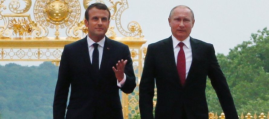 Macron ha recibido en Versalles al mandatario ruso, en el primer encuentro que mantienen ambos...