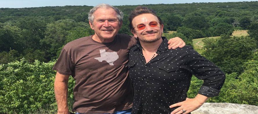 Bush, su mujer Laura y Bono estuvieron juntos en Praire Chapel Ranch, la fincha del expresidente en...