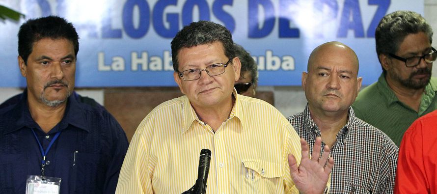 Unos 7,000 excombatientes de las Fuerzas Armadas Revolucionarias de Colombia (FARC) están en...