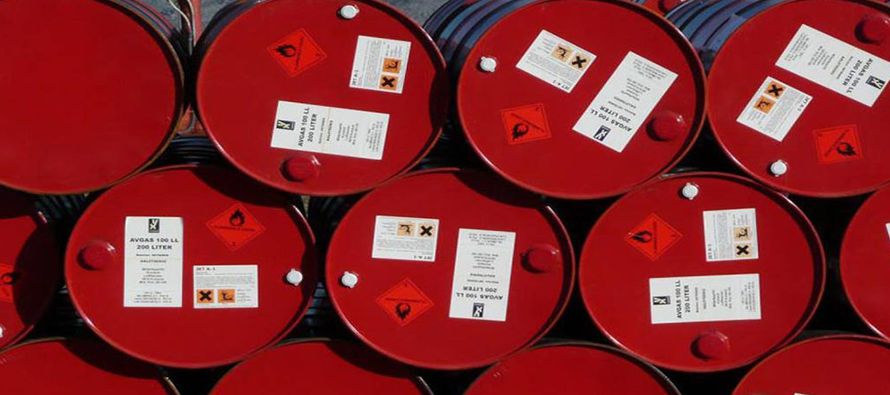 Los inventarios de crudo en Estados Unidos aumentaron en 3,3 millones de barriles a 513 millones de...
