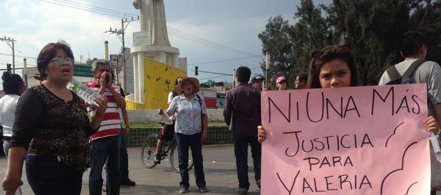 Durante una marcha que cruzó la avenida Sor Juana Inés de la Cruz y llegó a la...