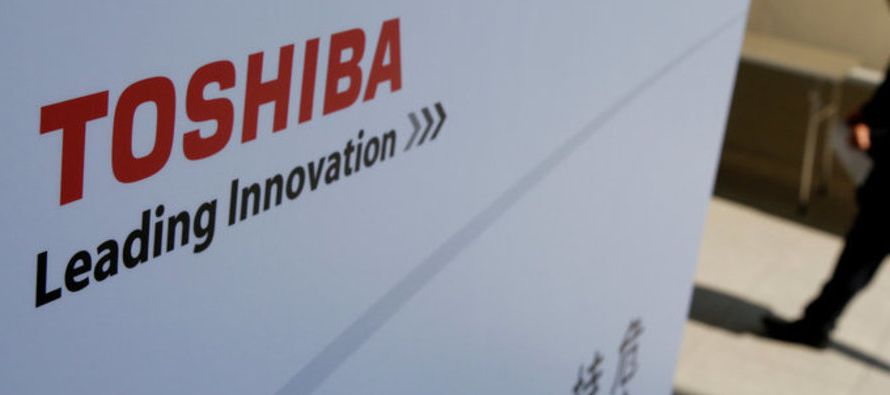 Toshiba Corp quiere un monto mínimo de 18,000 millones de dólares por su unidad, el...