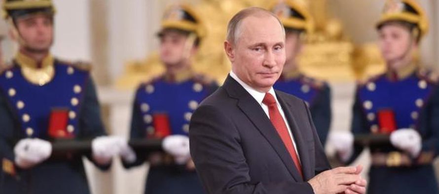 La primera de las charlas empieza una noche de julio 2015, poco antes de medianoche: Putin recibe...