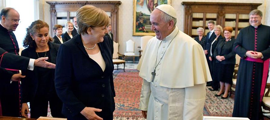 Angela Merkel que recién estuvo en Argentina, le llevó de regalo al Papa tres potes...