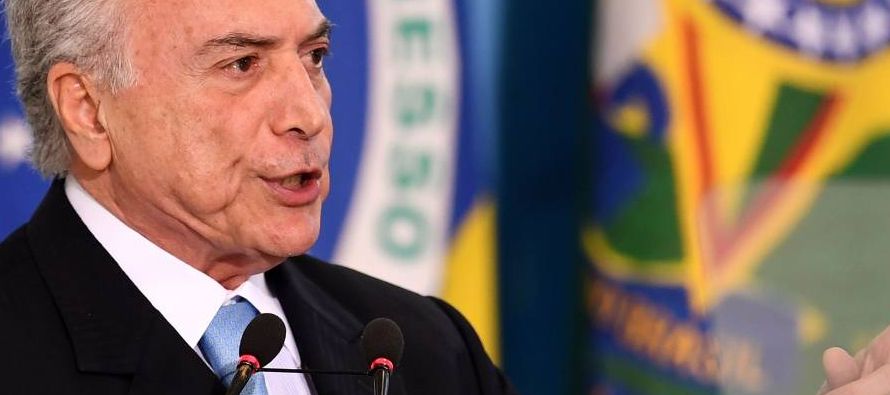 La propuesta para reformar el costoso sistema de seguridad social brasileño es vista por los...