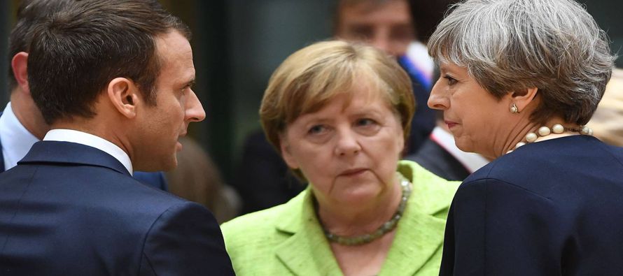 Merkel solo tiene ojos para el presidente francés, Emmanuel Macron. La canciller alemana...