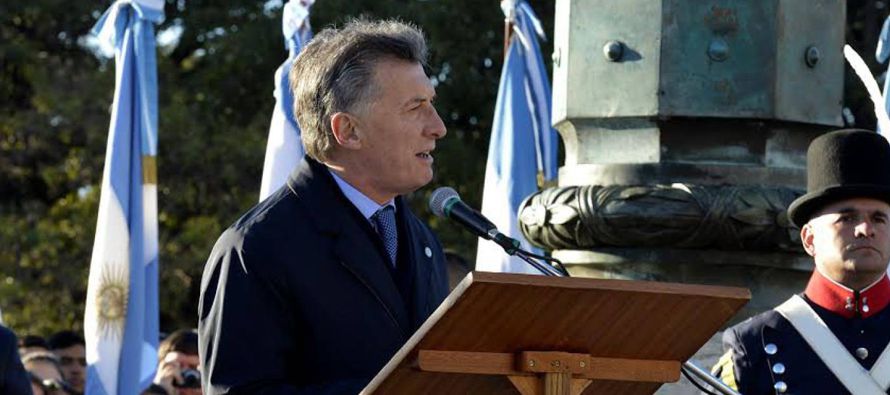 Al asumir la Presidencia, Mauricio Macri derribó los muros cambiarios -y algunos de los...