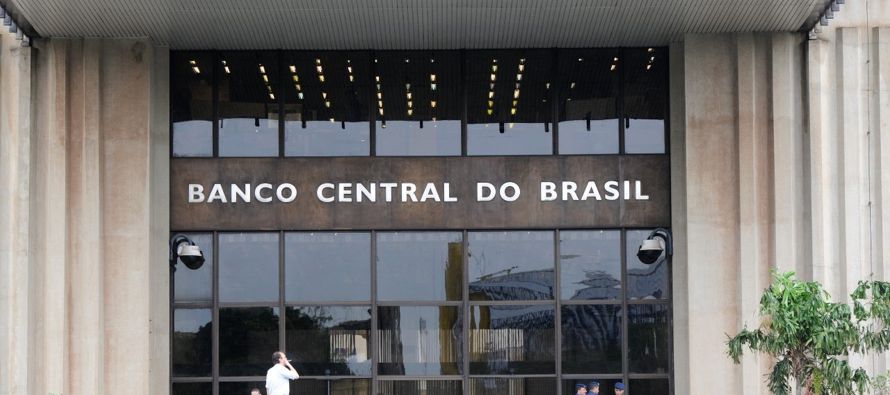 El jueves, el Banco Central brasileño redujo sus pronósticos para la inflación...