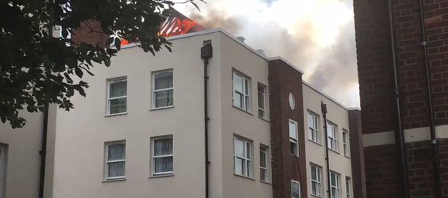 Más de 70 bomberos han acudido a un bloque residencial que se ha prendido fuego este...