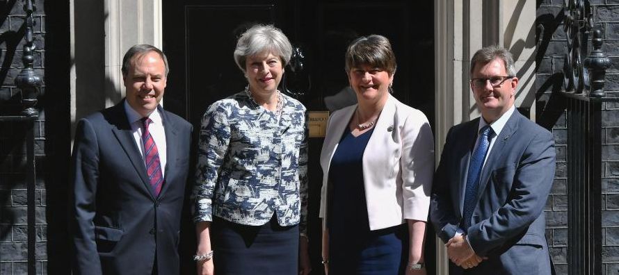 May y la líder de la DUP, Arlene Foster, presidieron la firma del acuerdo en Downing Street....