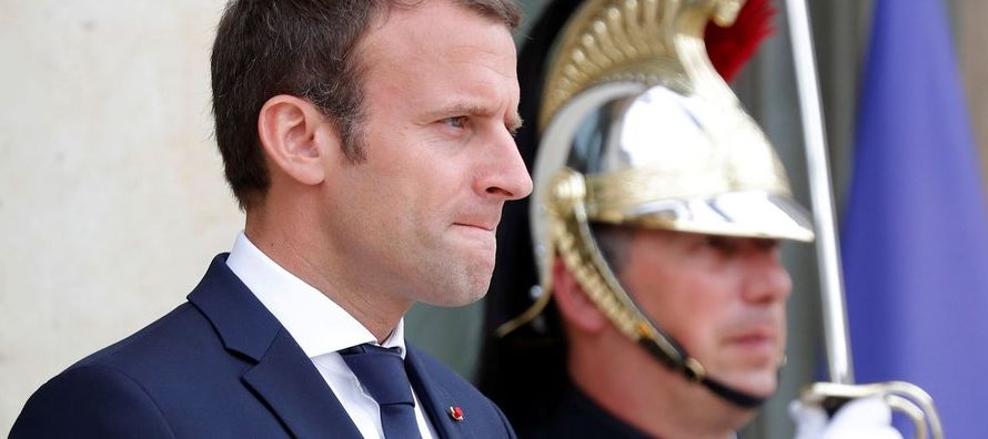 Si bien Macron todavía dispone de un respaldo mayoritario, el sondeo señala que la...