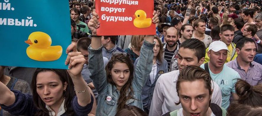 En la manifestación de Moscú, en la que participaron entre 5,000 y 100,000 personas,...