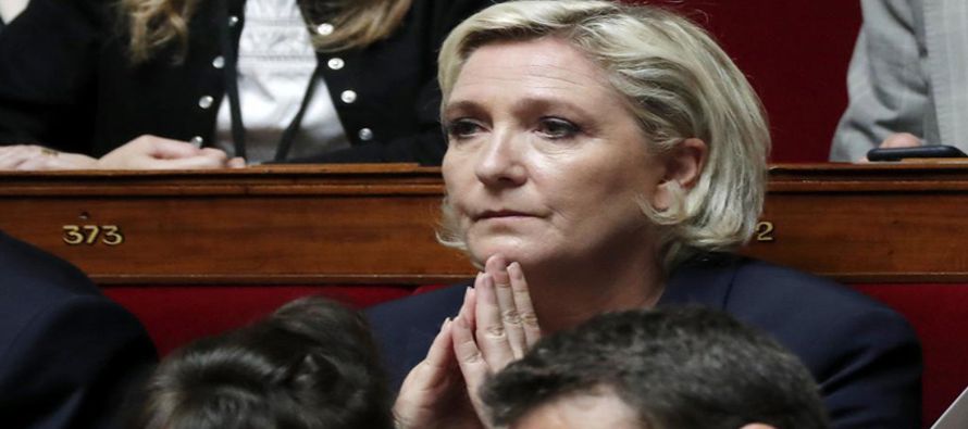 El tribunal ha imputado igualmente a Le Pen como cómplice de abuso de confianza por otros...