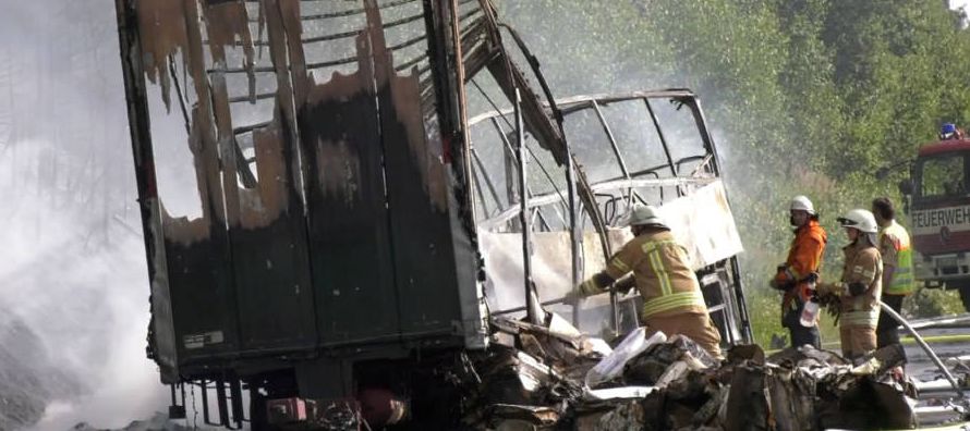 Muchas personas murieron el lunes al incendiarse un autobús tras chocar contra un...