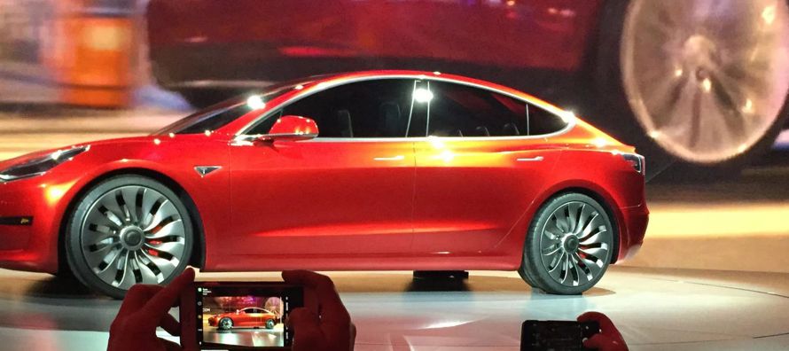 Lanzamientos anteriores de Tesla de su sedán Model S y el vehículo utilitario...