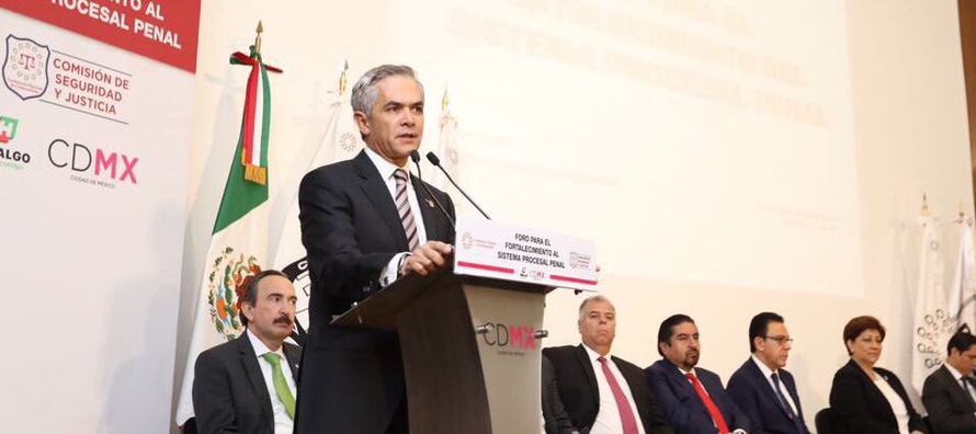 El gobernador de Hidalgo, Omar Fayad, presidente de la comisión de seguridad de la Conago,...