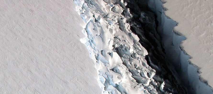Usando información del satélite CryoSat, mapeamos la elevación del hielo sobre...