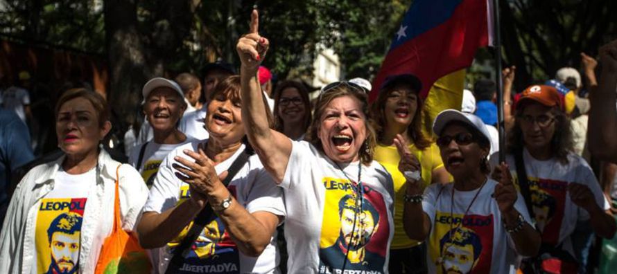 En medio de una profunda crisis económica, millones de venezolanos sufren por la escasez de...