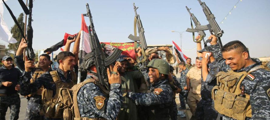 El primer ministro de Irak declaró el lunes la recuperación de Mosul de manos de...