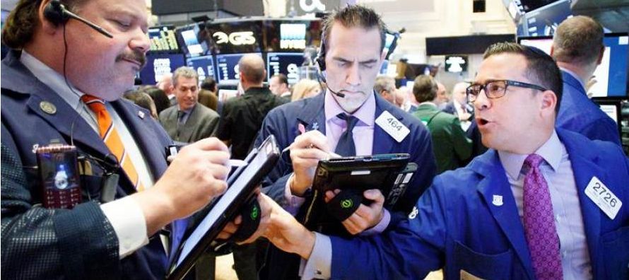 El Promedio Industrial Dow Jones perdió 54,99 puntos, o un 0,25 por ciento, a 21.574,73...