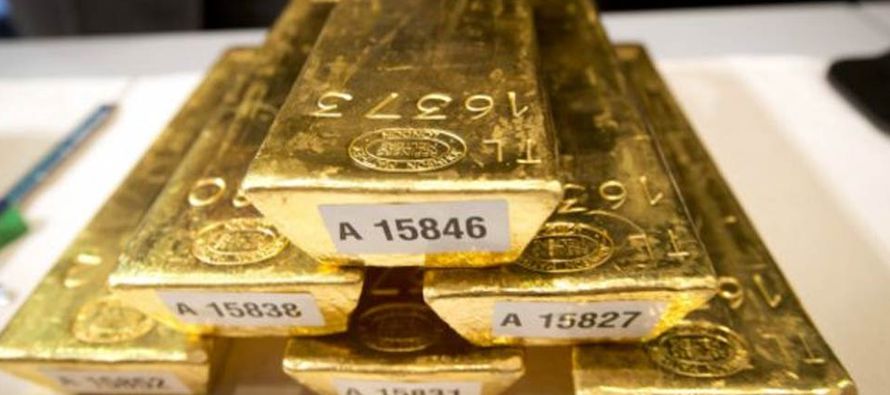 Los precios del oro retrocedieron hacia 1.240 dólares la onza el miércoles, luego de...