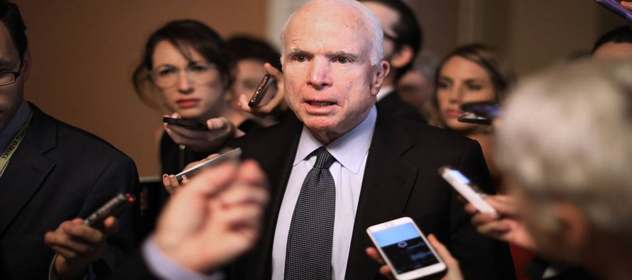 La convalecencia repentina de McCain fue citada por el líder republiano en el Senado, Mitch...