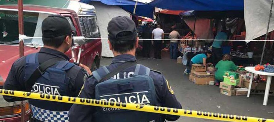 Más tarde, un tiroteo en un mercado ambulante en el barrio de Iztapalapa, en el oriente de...