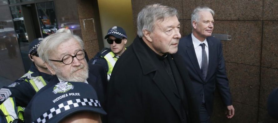 El tesorero del Vaticano, el cardenal George Pell, hizo una breve aparición en la corte de...