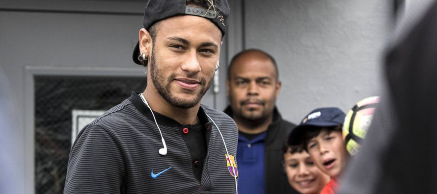 Tampoco parecía ser este viernes el mejor día para Neymar. El delantero encaraba su...