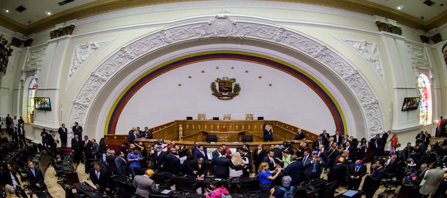 El presidente Nicolás Maduro, en cambio, amenazó el domingo por la noche con levantar...