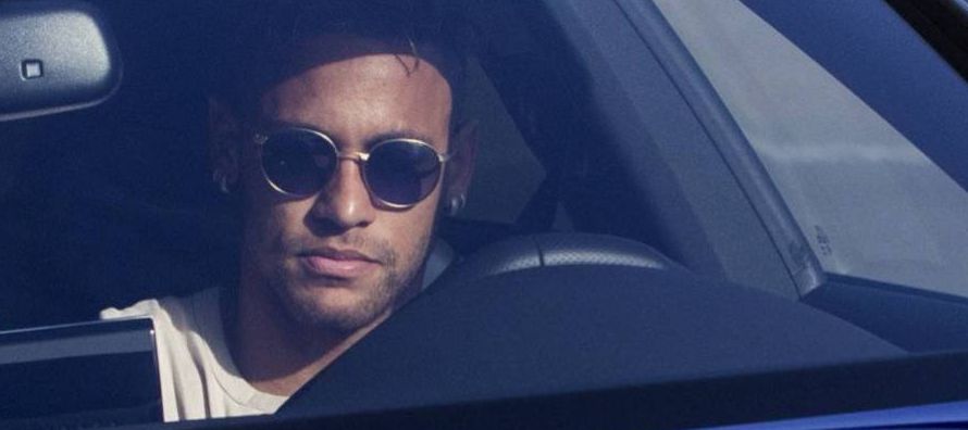 Neymar ha anunciado a sus compañeros del Barcelona que se va, según ha confirmado el...