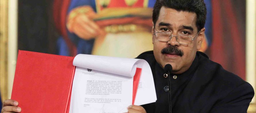 Los documentos, que dividen los datos en los 14.515 centros de votación de Venezuela,...