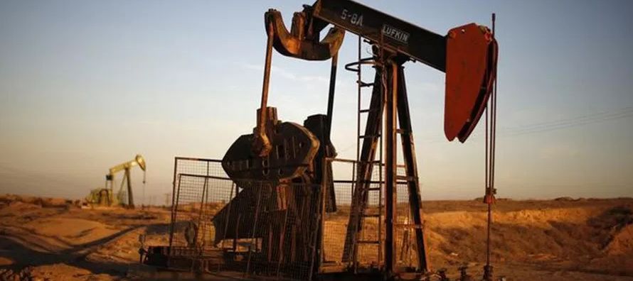 La OPEP y naciones petroleras aliadas, entre ellas Rusia, alcanzaron un acuerdo para recortar en un...