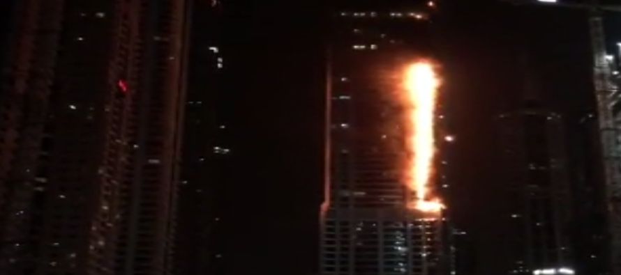 Las llamas aparecían por los lados de la torre Torch en el distrito de lujo de Marina, en el...