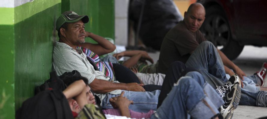 Los agentes migratorios mexicanos extorsionan a las familias de los migrantes recluidos en las...