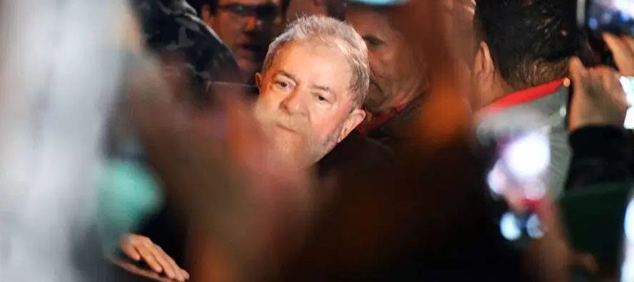 Hace un mes y medio el juez Sergio Moro, a cargo de la megacausa Lava Jato, condenó a Lula a...