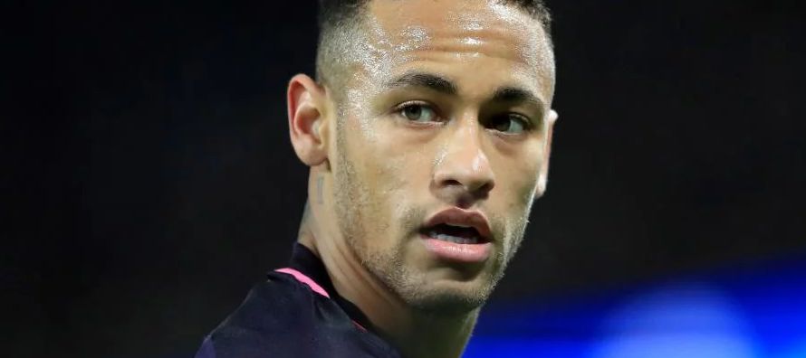 Neymar negó también que se hubiera cansado de jugar a la sombra de Lionel Messi en el...