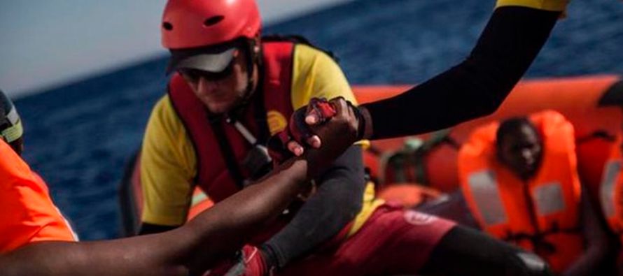 Le sucedió ayer a la embarcación Golfo Azurro, de la ONG española Proactiva...
