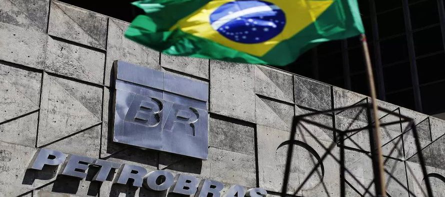 Petrobras dijo el jueves que obtuvo una ganancia neta de 316 millones de reales en el trimestre...