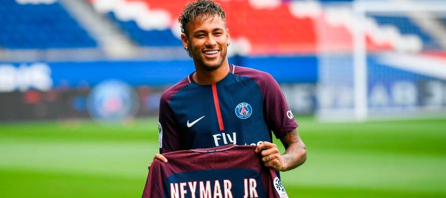 El brasileño Neymar podrá debutar con el Paris St Germain después de que la...