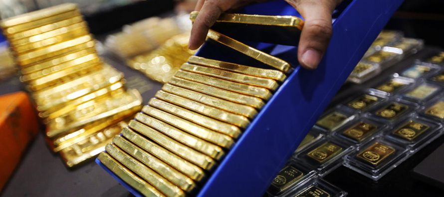 El oro al contado cayó un 0,6 por ciento, a 1.281,21 dólares la onza, luego de...