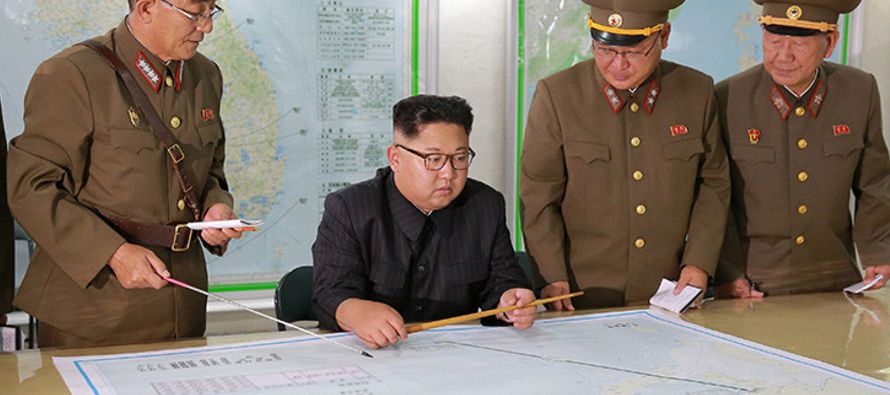 En las instantáneas se ve a Kim Jong-un reunido con altos militares norcoreanos mientras...