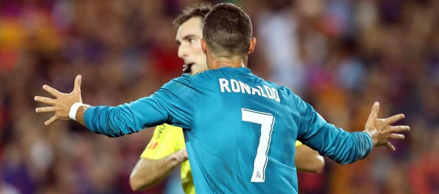 Ronaldo empujó al árbitro Ricardo de Burgos Bengoetxea cuando fue expulsado por...