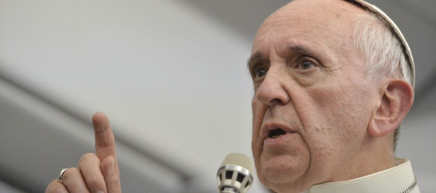 El Papa Francisco instó el lunes a los líderes políticos a "acoger,...