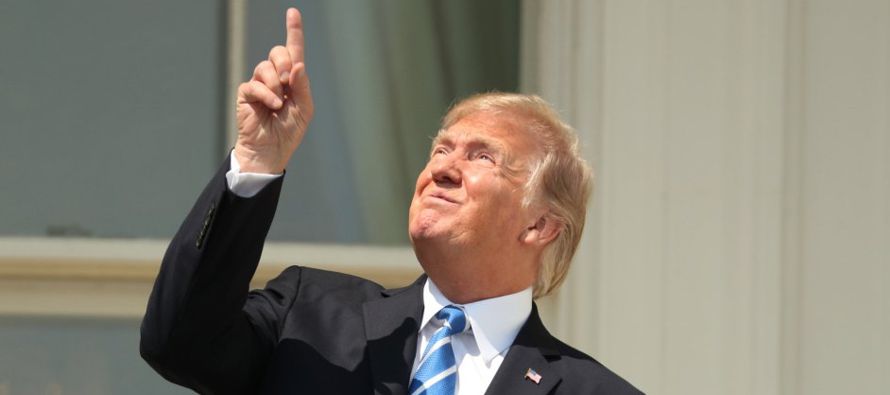 Donald Trump no ha querido perderse el eclipse solar que ha recorrido EE UU de costa a costa y se...