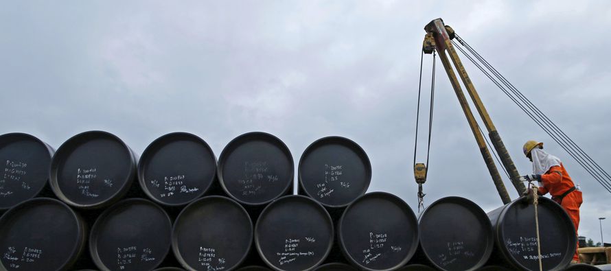 El mundo continúa sobreabastecido de petróleo, pese a un acuerdo entre algunos de los...