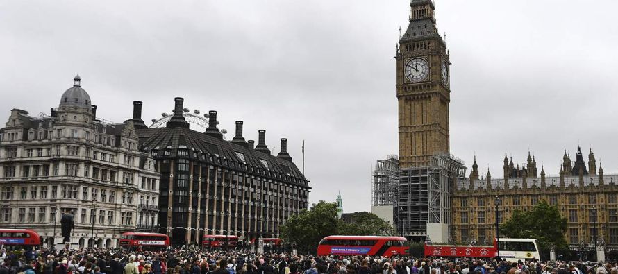 El Big Ben de Londres marcó este lunes las 12 campanadas del mediodía antes de quedar...