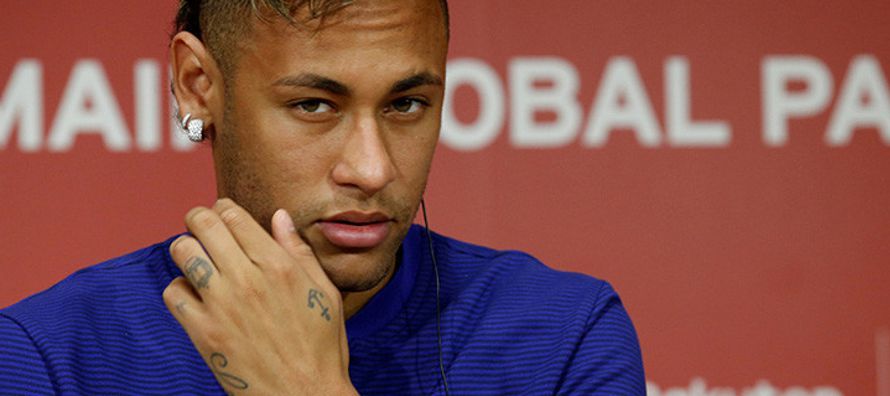 De este modo, Neymar Jr. reclama el pago de la prima por la renovación de su contrato con el...
