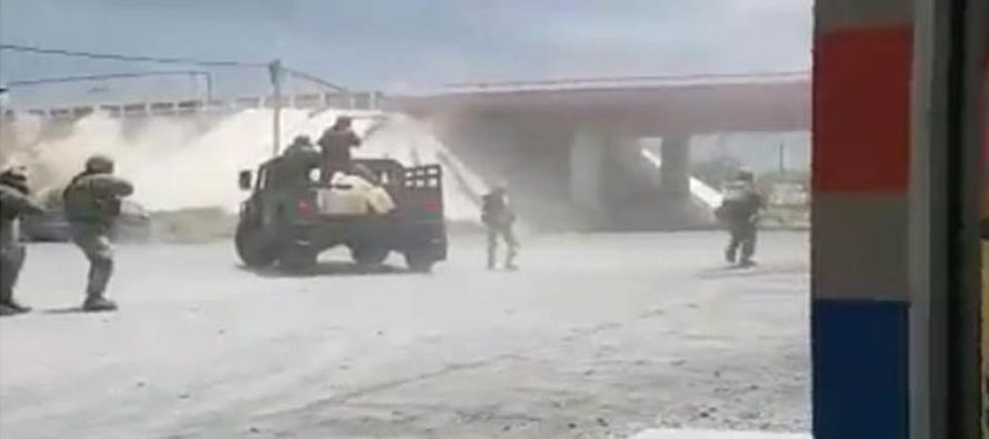 Los militares balean la camioneta sin parar hasta que bajan de su propio vehículo, segundos...