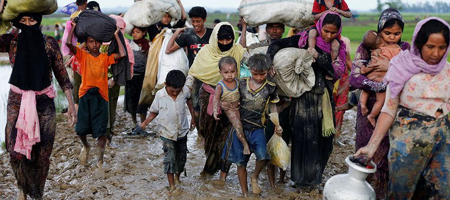 Autoridades de Myanmar han culpado al grupo islamista Ejército de Salvación Rohingya...